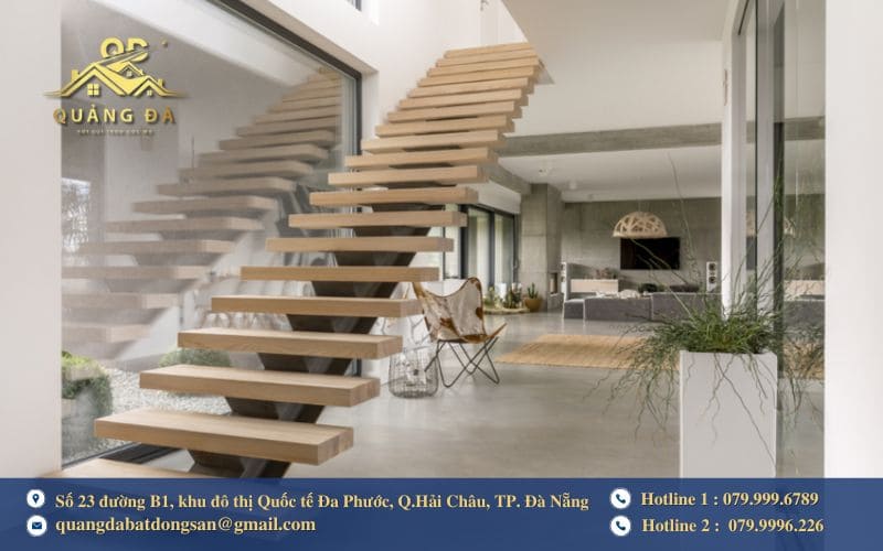 Cầu thang hướng ra cửa phòng ngủ